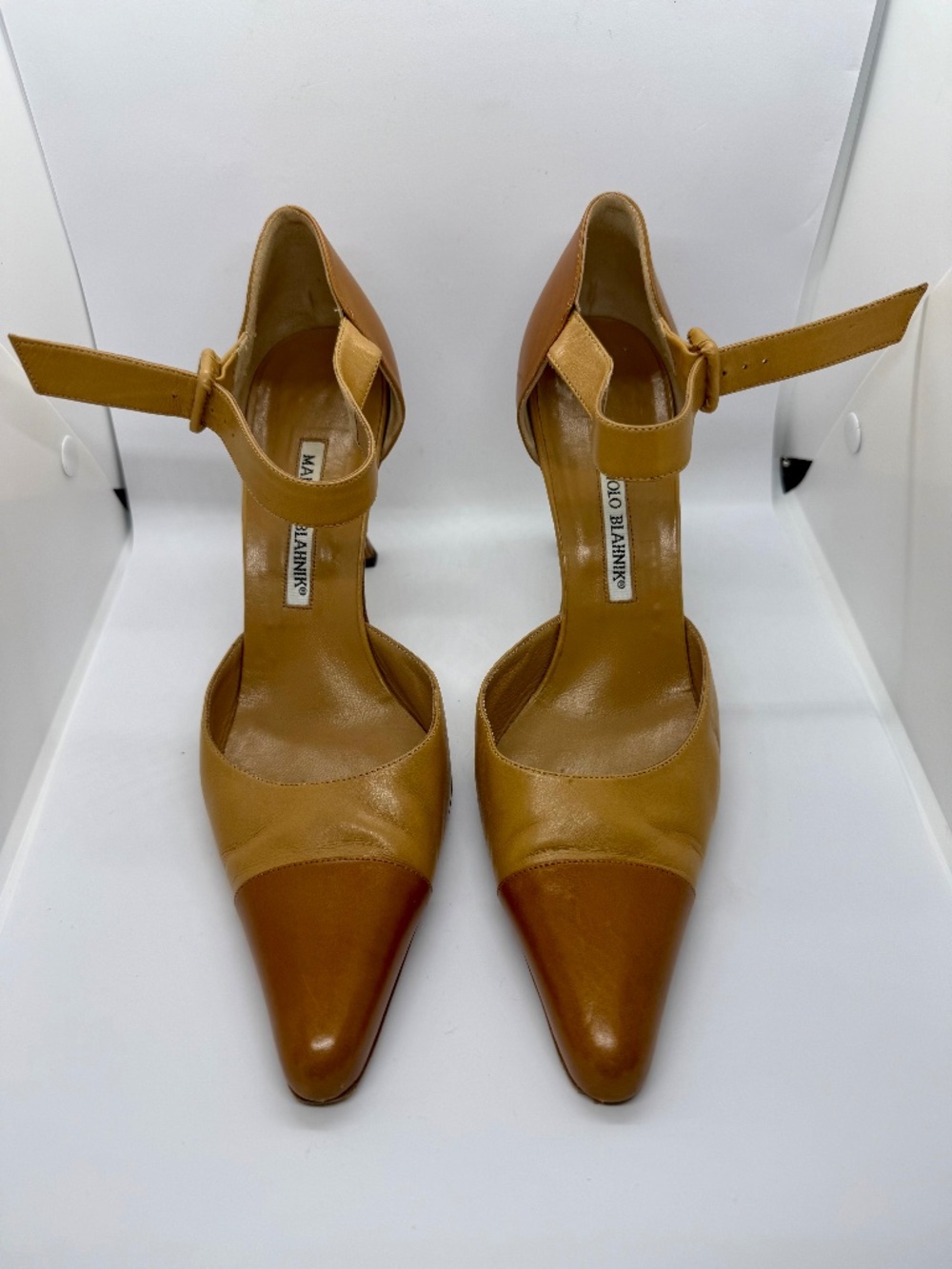 Manolo Blahnik Two-Tone Camel Leather Mary Jane Pumps 39
